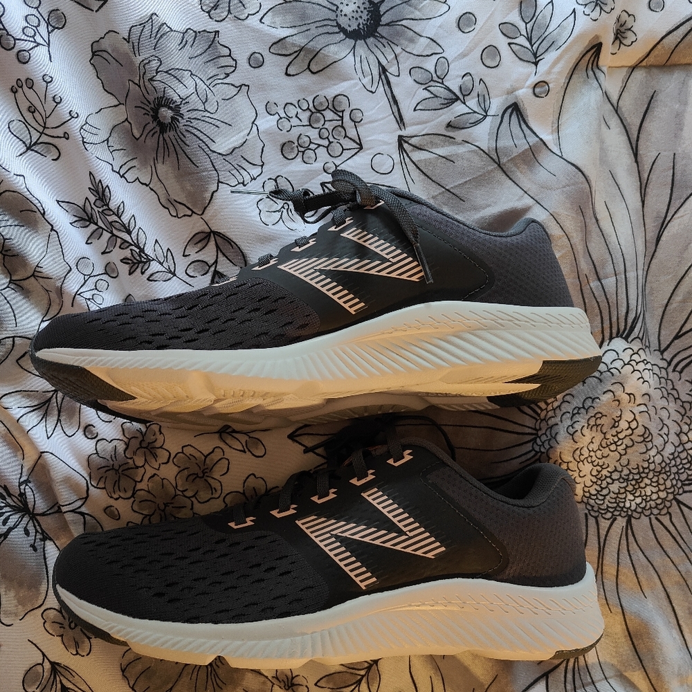 New Balance Women's DRFT Size 9 Navy